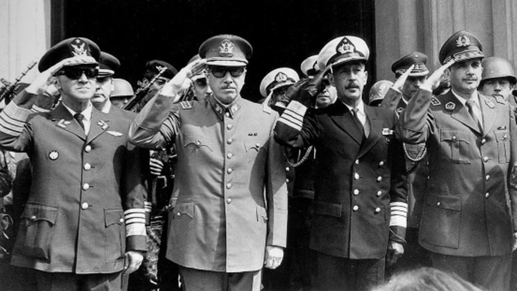 Les nouveaux maîtres du Chili avec au centre leur chef : le général Augusto Pinochet.
